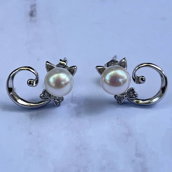 NEW 925S Silver Real 6mm Cultured Freshwater Pearl Cat Shape Stud Earrings - Picture 7 of 8